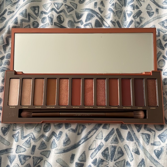 Urban Decay Eyeshadow Palette - HEAT- - Picture 2 of 2